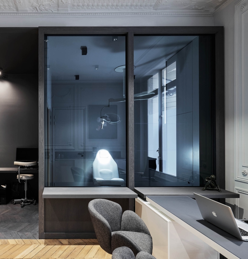 Salle de consultation et diagnostic du Dr liwarek dans son cabinet Dr Liwarek Paris