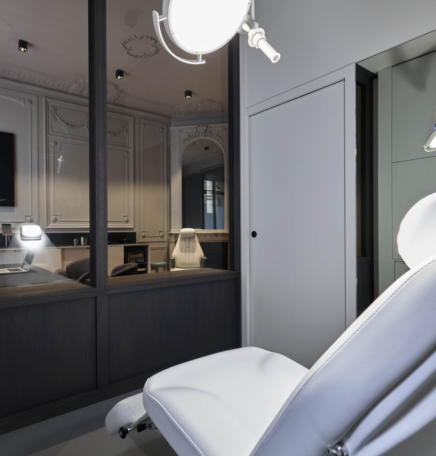 Fauteuil medical de consultation dans la salle de diagnostic au cabinet du Dr Liwarek Paris
