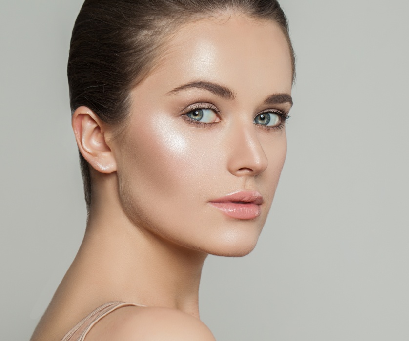 visage de femme les conseils du Dr liwarek a eviter avant une chirurgie de la bosse du nez Dr Liwarek Paris