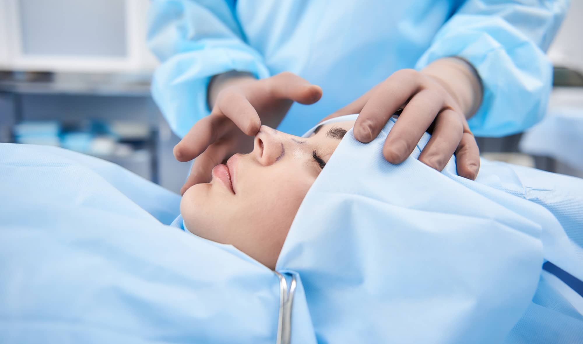 Quels sont les avantages d’une rhinoplastie chirurgicale ? | Dr Liwarek | Paris